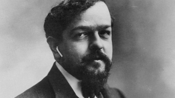 Montage: Claude Debussy mit In-Ear-Kopfhörern © picture alliance / Fine Art Images / Heritage Images 