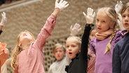 Konzertszene: Fröhliche Mädchen im Publikum eines Discover-Music-Konzerts mit Programmheften in der Hand © NDR Foto: Marcus Krüger
