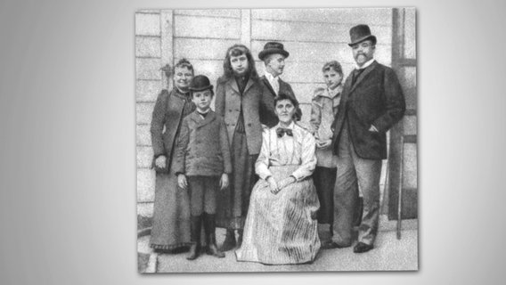 Schwarzweiß-Gruppenfoto der Familie Dvořák. © akg-images Foto: unbekannt/historisch