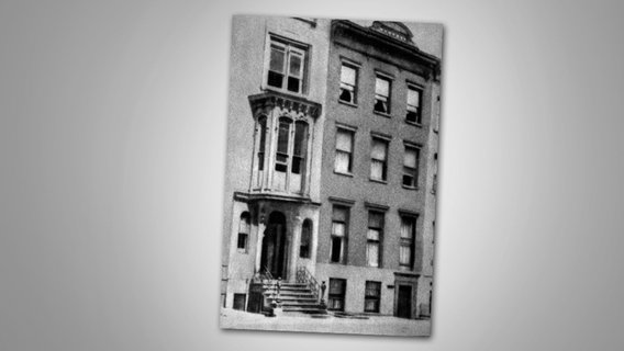 Schwarzweiß-Foto des Wohnhauses der Familie Dvořák in New York. © akg-images Foto: unbekannt/historisch