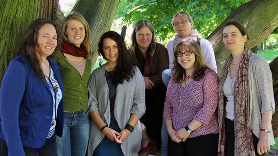Gruppenfoto mit sechs Frauen vor einem Baum. Gruppenfoto mit sechs Frauen vor einem Baum. Foto: Katharina Höhne