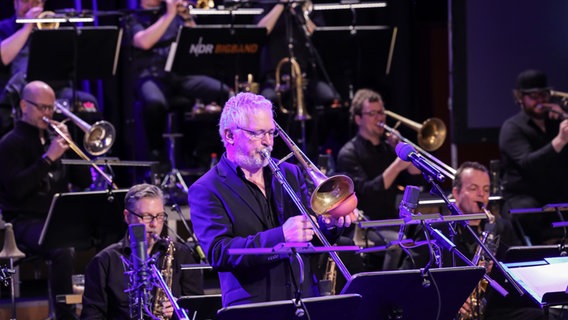 Konzertszene: Die NDR Bigband mit Familienkonzert. Vorne: Posaunist Dan Gottshall. © Marcus Krüger Foto: Marcus Krüger