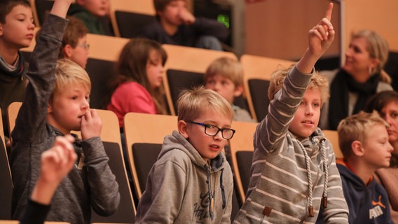 Konzertszene: Schülerinnen und Schüler machen tatkräftig beim "Konzert statt Schule" mit und melden sich fleißig. © Marcus Krüger Foto: Marcus Krüger
