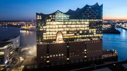 Die Elbphilharmonie am Abend (Nordansicht) Die Elbphilharmonie am Abend (Nordansicht) © Thies Raetzke Foto: Thies Raetzke