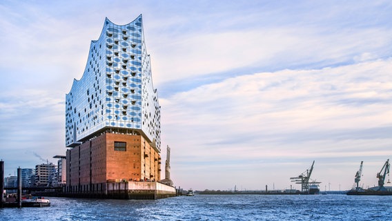 Die Elbphilharmonie am Tag (Westansicht) © Elbphilharmonie Konzerte Foto: Thies Raetzke