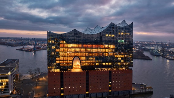 Die Elbphilharmonie Hamburg bei Dämmerung © Elbphilharmonie Hamburg Foto: Maxim Schulz