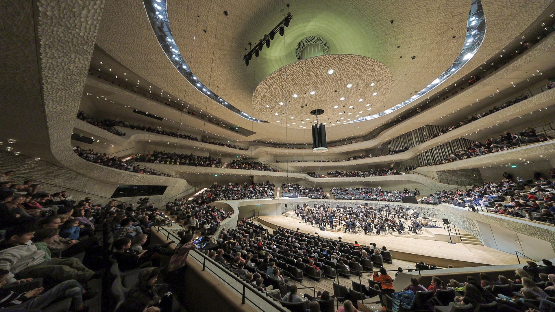 Konzertfoto: Das NDR Elbphilharmonie Orchester auf der Bühne im Großen Saal der Elbphilharmonie während eines NDR Familienkonzerts © NDR Foto: Marcus Krüger