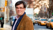 Alan Gilbert auf den Straßen New Yorks (Porträt) © Chris Lee 