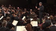 Alan Gilbert dirigiert das NDR Elbphilharmonie Orchester. © NHK 