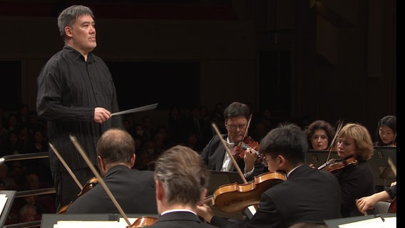 Alan Gilbert dirigiert das NDR Elbphilharmonie Orchester. © NHK 