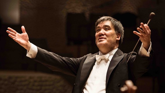 Alan Gilbert dirigiert © Peter Hundert 