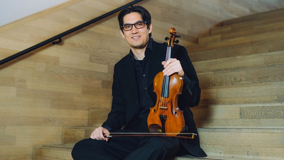 Alexander Sprung, Violinist des NDR Elbphilharmonie Orchesters © NDR, Jewgeni Roppel Foto: Jewgeni Roppel