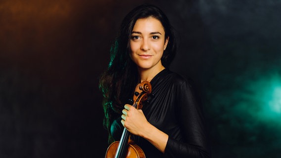 Alina Petrescu, Violinistin des NDR Elbphilharmonie Orchesters © NDR, Jewgeni Roppel Foto: Jewgeni Roppel