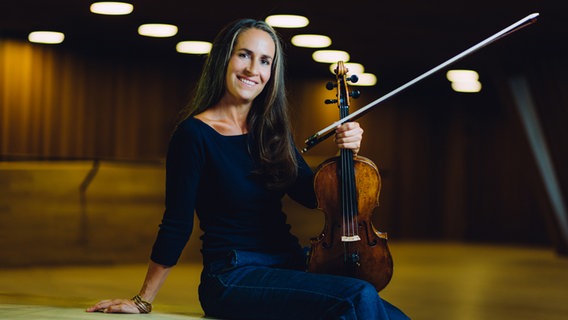Aline Saniter, Bratschistin des NDR Elbphilharmonie Orchesters © NDR, Jewgeni Roppel Foto: Jewgeni Roppel