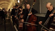 Die Kontrabassisten des NDR Elbphilharmonie Orchesters im Alten Elbtunnel © NDR Foto: Janina Hannig