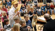 Antonín auf Posaunisch - Szenenbild mit Christina Dean und Markus Hötzel an der Tuba. © NDR Foto: Marcus Krüger