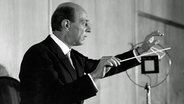 Der Komponist Arnold Schönberg (1874-1951) dirigiert das Rundfunk Sinfonie Orchesters Berlin. © dpa-Bildarchiv Foto: APA Publications Arnold Schönberg Center