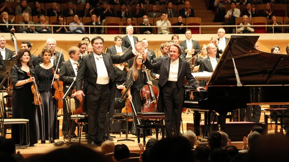 Alan Gilbert und Rudolf Buchbinder verbeugen sich mit dem NDR Elbphilharmonie Orchester vor dem japanischen Publikum. © NDR Foto: Yaltah Worlitzsch