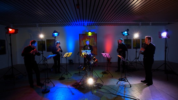 Musiker des NDR EO spielen in der Galerie Affenfaust in Hamburg. © NDR Foto: Screenshot