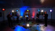 Musiker des NDR EO spielen in der Galerie Affenfaust in Hamburg. © NDR Foto: Screenshot