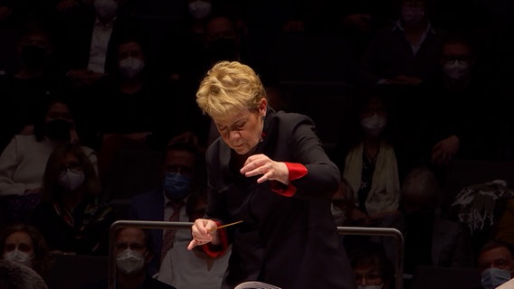 Dirigentin Marin Alsop beim Konzert mit dem NDR Elbphilharmonie Orchester in der Elbphilharmonie © NDR Foto: Screenshot