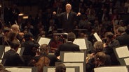 Screenshot: Paavo Järvi dirigiert das NDR Elbbphilharmonie Orchester in der Elbphilharmonie Hamburg (Konzertszene). © Screenshot Foto: NDR EO