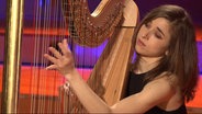 Harfenistin Anaëlle Tourret vom NDR Elbphilharmonie Orchester spielt im Rolf-Liebermann-Studio. © NDR EO Foto: Screenshot