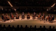 Die NDR ElphCellisten beim Konzert in der Elbphilharmonie im April 2019. © NDR Foto: Screenshot