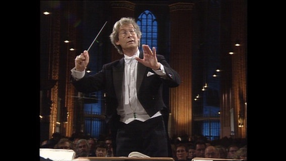 Screenshot: John Eliot Gardiner dirigiert Bruckners "Te deum" auf dem Schlewsig-Holstein Musik Festival im Jahr 1993. © NDR EO Foto: Screenshot