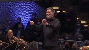 Screenshot: Alan Gilbert und das NDR Elbphilharmonie Orchester auf der Bühne der Elbphilharmonie beim Benefizkonzert des Bundespräsidenten. © NDR EO Foto: Screenshot
