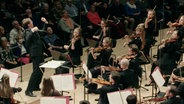 Das Jugendsinfonieorchester spielt unter der Leitung von Stefan Geiger in der Elbphilharmonie Hamburg August Södermans "Svenskt Festspel". © NDR 