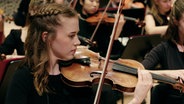 Eine Geigerin des NDR Jugendsinfonieorchesters während des Konzerts "The Baltic Sound" in der Elbphilharmonie (28. September 2022). © NDR 