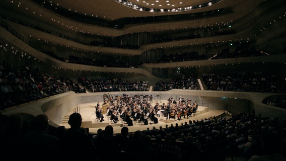 Das NDR Jugendsinfonieorchester während des Konzerts "The Baltic Sound" auf der Bühne der Elbphilharmonie (28. September 2022). © NDR 