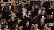 Screenshot Das NDR Jugendsinfonieorchester spielt während des Konzerts auf der Bühne der Elbphilharmonie (25. März 2023). © NDR 