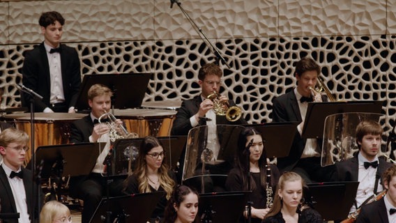 Screenshot Das NDR Jugendsinfonieorchester spielt während des Konzerts auf der Bühne der Elbphilharmonie (25. März 2023). © NDR 