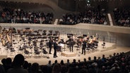 Screenshot: Das Bläserquintett des NDR Elbphilharmonie Orchesters spielt während des Konzerts auf der Bühne der Elbphilharmonie (25. März 2023). © NDR 