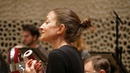 Screenshot: Sopranistin Christiane Karg singt bei Proben mit dem NDR Elbphilharmonie Orchester in der Elbphilharmonie. © NDR EO Foto: Screenshot
