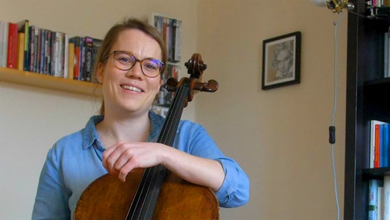 Katharina Kühl lacht, mit Cello im Arm, in die Kamera. © NDR / Katharina Kühl 