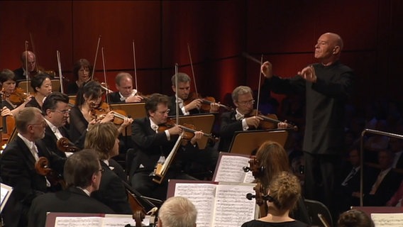 Christoph Eschenbach dirigiert im Jahr 2010 Mahlers Vierte Sinfonie in Lübeck. © NDR EO Foto: Screenshot