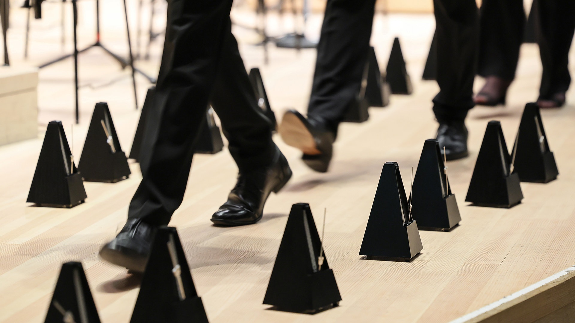 Musikerinnen und Musiker des NDR Jugendsinfonieorchesters verlassen die Bühne nach einem Konzert in der Elbphilharmonie. © NDR Foto: Marcus Krüger