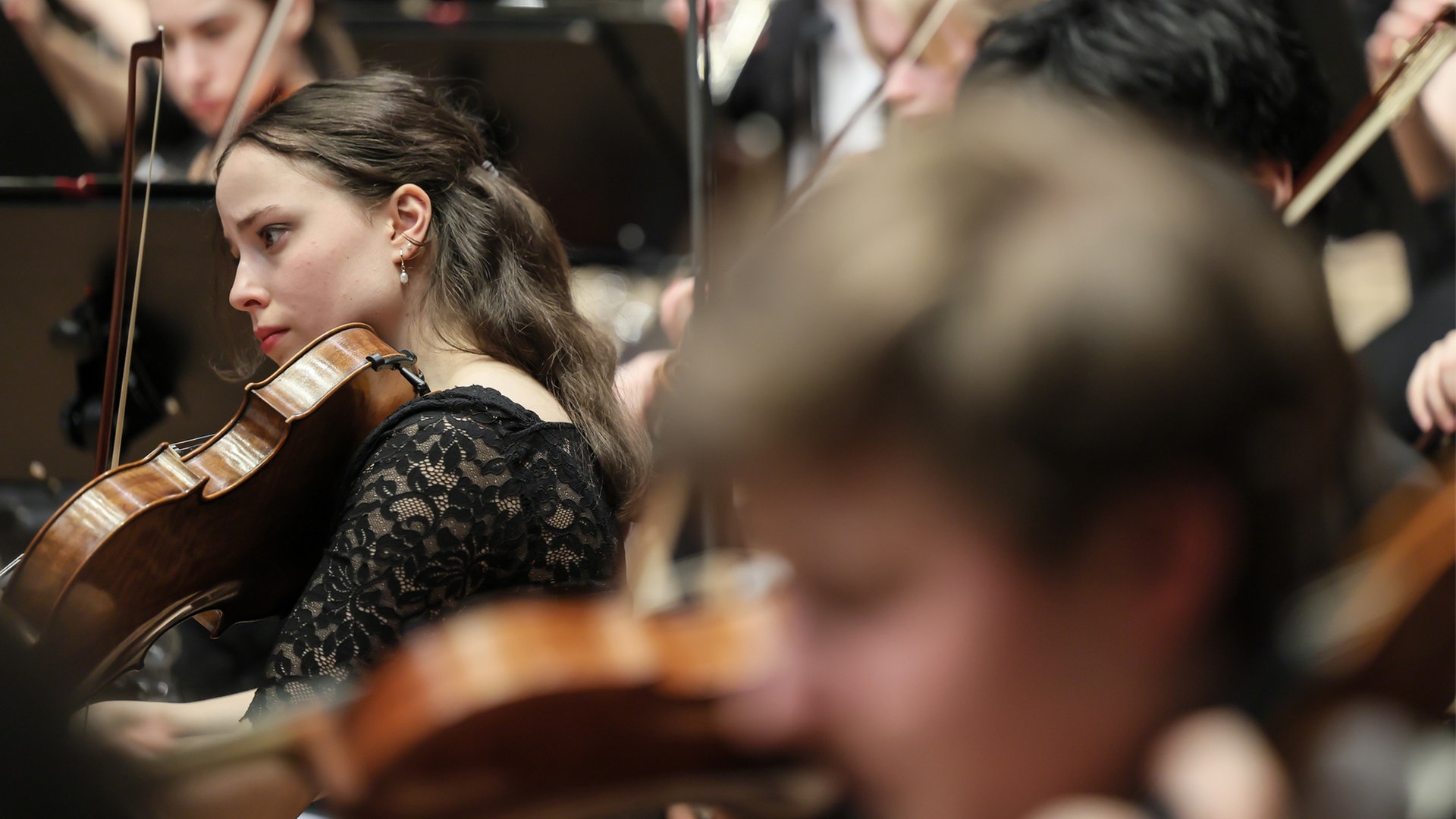 Musikerinnen und Musiker des NDR Jugendsinfonieorchesters spielen während eines Konzerts auf der Bühne der Elbphilharmonie. © NDR Foto: Marcus Krüger