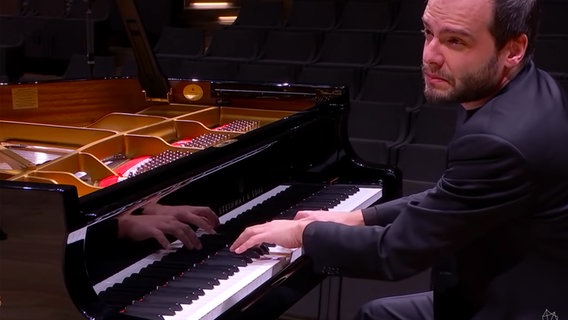 Screenshot: Francesco Piemontesi ist der Solist in Mozarts Klavierkonzert B-Dur KV 595 (11.12.2020) © NDR Foto: Screenshot
