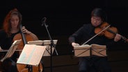 Screenshot: Bettina Bertsch und Erik Wenbo Xu während des Kammerkonzerts des Noah Quartetts am 17. Februar 2020 © NDR Foto: Screenshot