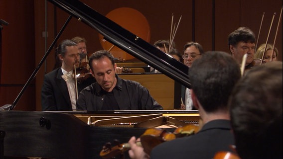 Igor Levit spielt Klavier zum Eröffnungskonzert des Schleswig-Holstein Musikfestivals 2022. © Screenshot 
