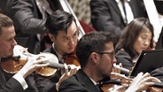 Austauschstudent Quanshuai Li (Mitte) spielt mit den zweiten Geigen.  