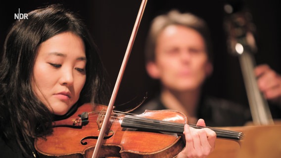 Die Violonistin Sono Tokuda spielt beim Kammermusikabend ihre Geige. © NDR Foto: NDR