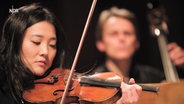 Die Violonistin Sono Tokuda spielt beim Kammermusikabend ihre Geige. © NDR Foto: NDR