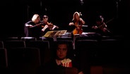 Musiker des NDR Elbphiharmonie Orchesters spielen im Studio Kino in Hamburg. © NDR Foto: Screenshot