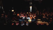 Screenshot: Mitglieder des NDR Elbphilharmonie Orchesters spielen auf der Bühne des Hamburger Clubs Uebel & Gefährlich auf St. Pauli. © NDR Foto: Screenshot
