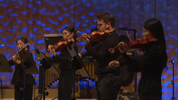 Akademist*innen des NDR Elbphilharmonie Orchesters spielen im Rahmen des Projekts "The [Uncertain] Four Seasons" in der Elbphilharmonie. © NDR EO Foto: Screenshot